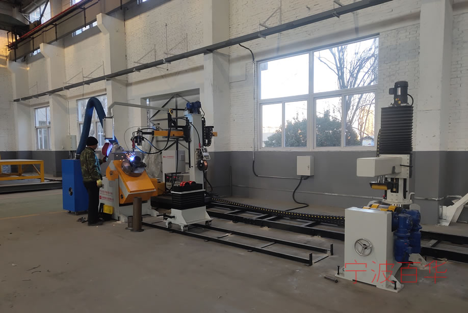天津某管道预制厂房运用卡盘式管道自动焊机自动焊接预制生产